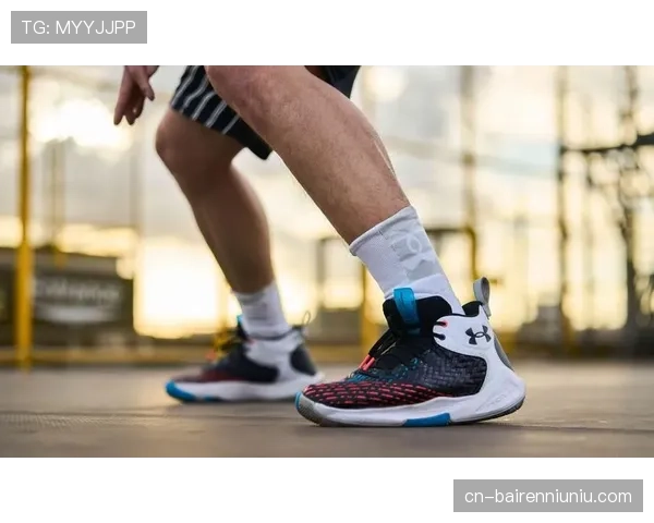 运动品牌Under Armour推出全新女子垒球专业线，主打轻量化击球手套与钉鞋